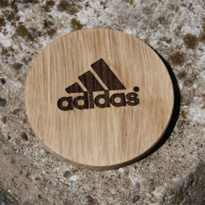 Gravur Adidas-Logo auf Holz