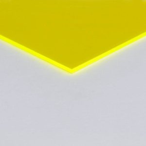 Sauberer Plattenzuschnitt mit gelb-leuchtendem Acrylglas