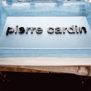 Logo von Pierre Cardin auf einem Laserzuschnitt aus satiniertem PLEXIGLAS®.